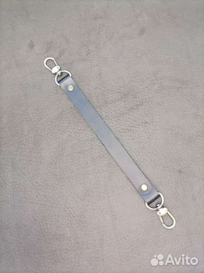 Брелок для ключей с двумя карабинами