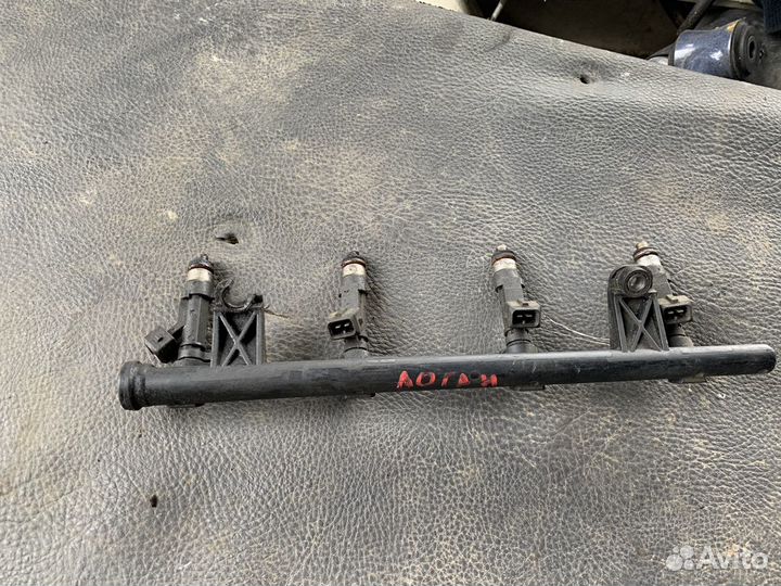 Топливная рампа с форсунками Renault Logan