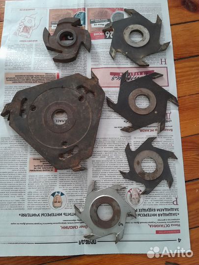 Фрезерный станок по дереву бу.есть фрезы к нему