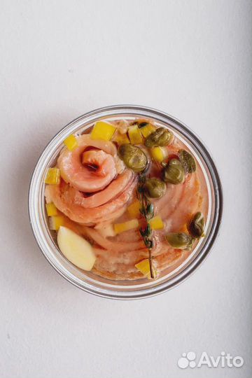 Слабосоленая горбуша в масле с каперсами, овощами