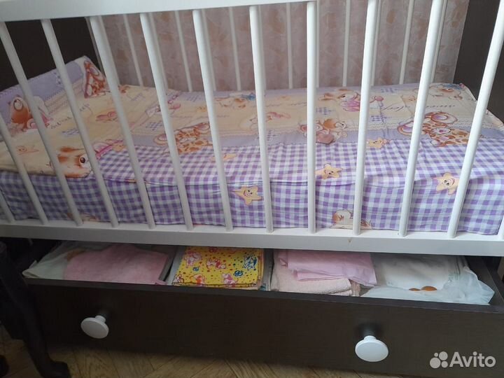 Детская кроватка с маятником и ящиком
