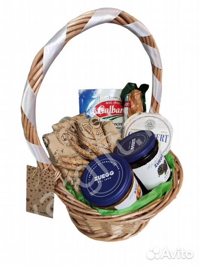 Подарочная корзина с сыром
