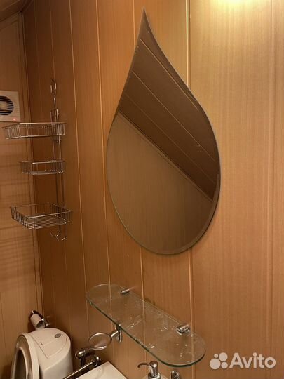 Зеркало с полкой в ванну