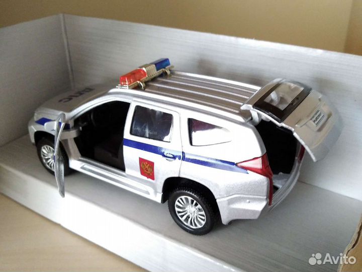 Машина коллекционная Mitsubishi Pajero Sport