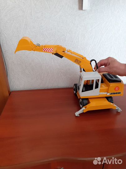 Детская игрушка экскаватор