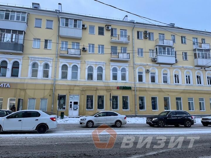 Помещение на оживленном перекрестке у остановки