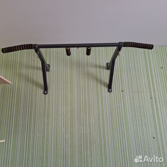 Турник настенный