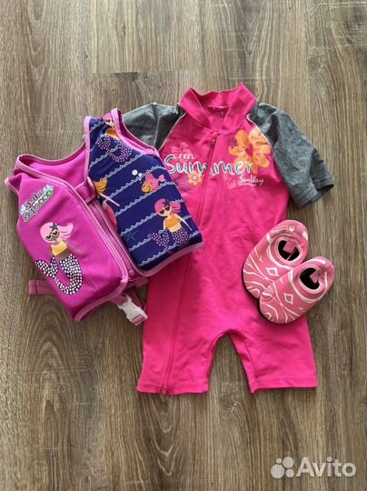 Купальник 92, аквашузы 22-23, спасательный жилет