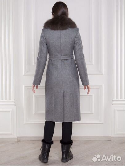 Пальто зимнее с мехом песца, шапочка, перчатки