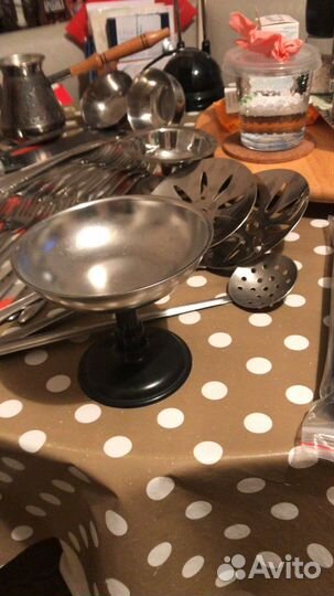 Кухонная утварь, посуда, кружки, приборы