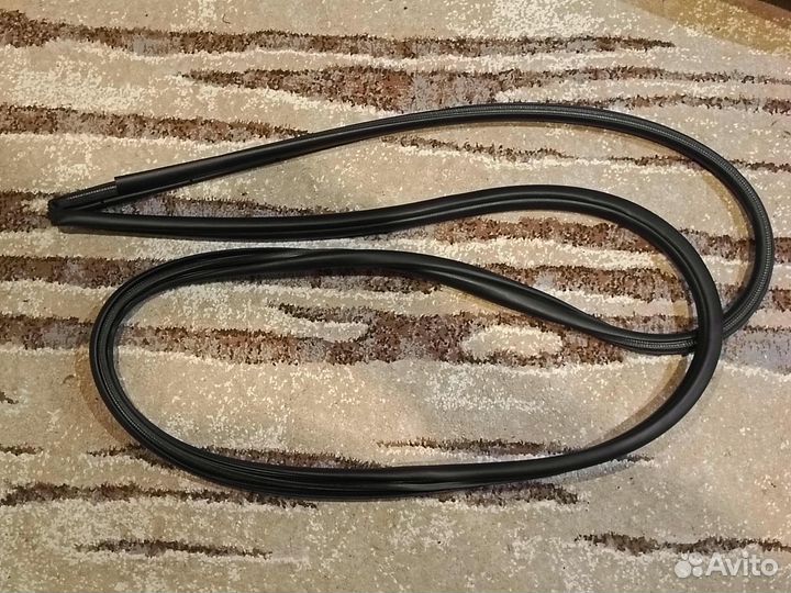 Уплотнитель проема двери задней левой RAV 4 50