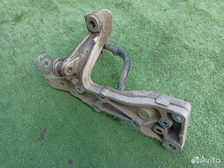 Кронштейн передний левый Volkswagen Jetta седан