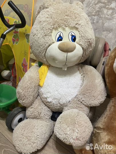 Большой плюшевый заяц