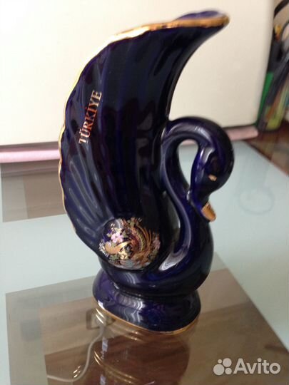 Ваза, бокалы и стеклянные игрушки