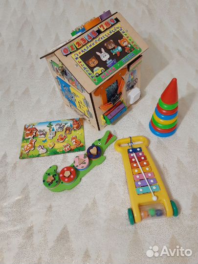 Бизиборд домик и развивающие игрушки