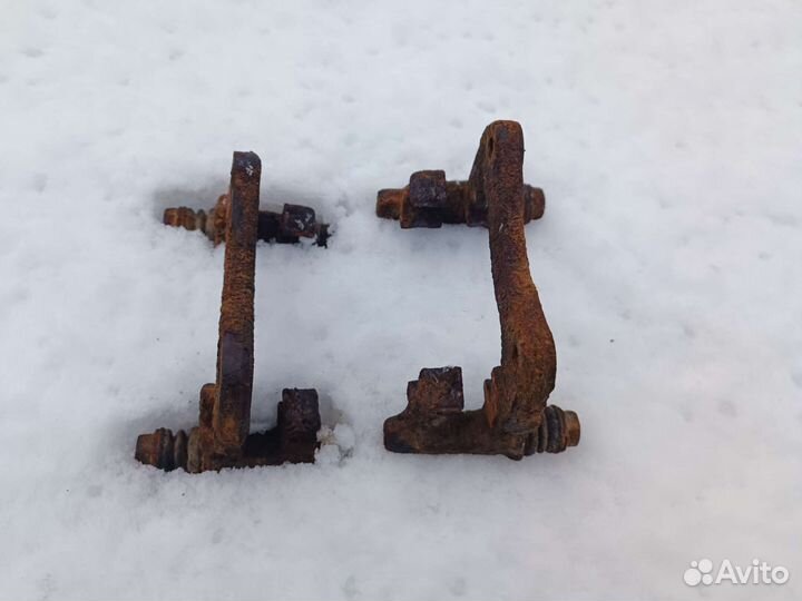 Скоба заднего суппорта Ауди А6 С4