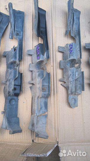 Воздуховод радиатора левый Audi 100C4 4A0121283