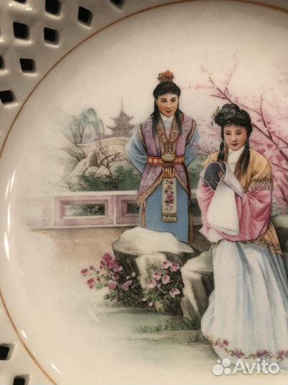 Красивая антикварная тарелка, сухарница