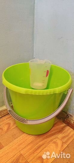 Ведра, мусорные баки, вешалки