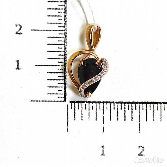 Золотая подвеска с камнем