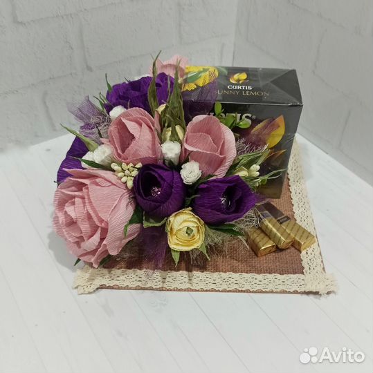 Композиция из цветов с конфетами