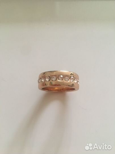 Кольцо новое со стразами