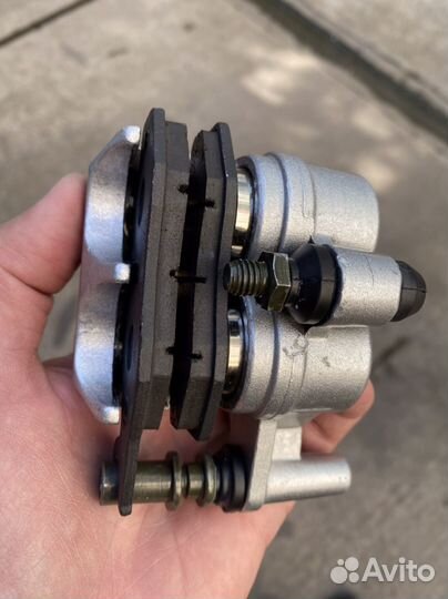 Тормозной суппорт на скутер