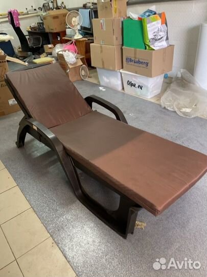 Шезлонг лежак пластиковый