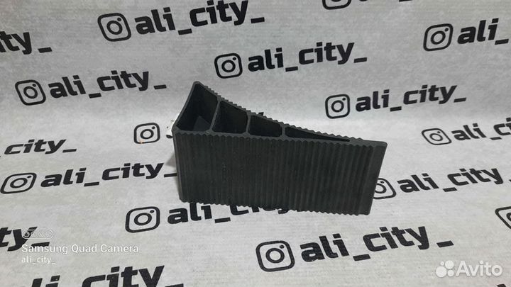 Каблук под колесо маленький автомобильный