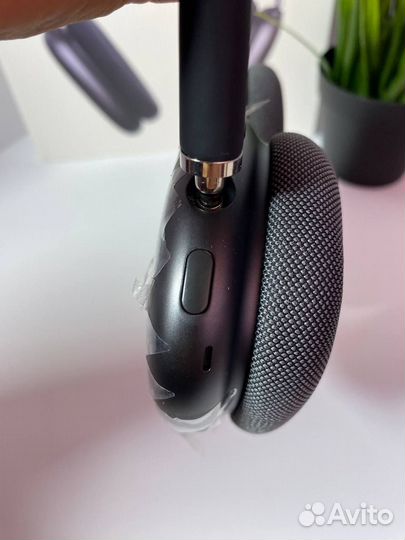 AirPods Max (white and Black)