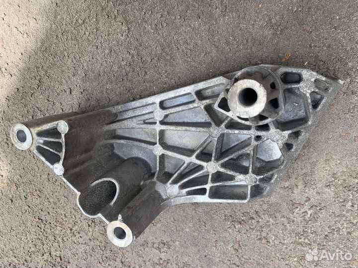 Кронштейн двигателя