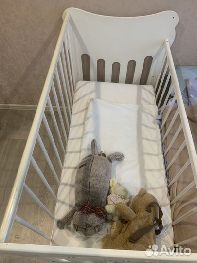 Детская кроватка с маятником и ящиком