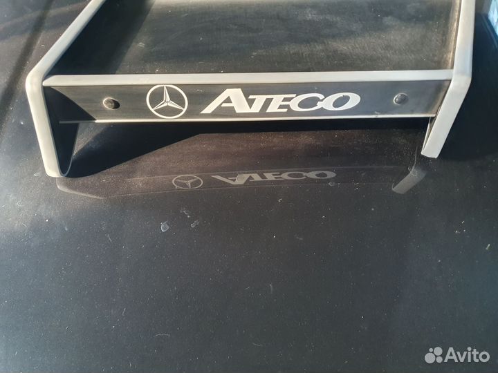 Столик. Мерседес Атэго