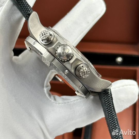 Часы Breitling Avenger Chronograph