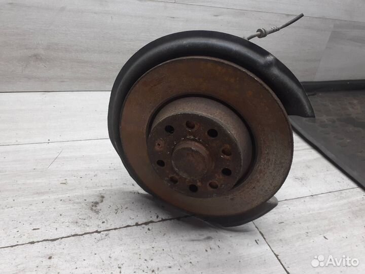 Кулак задний правый VAG