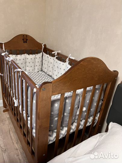 Детская кроватка с поперечным маятником