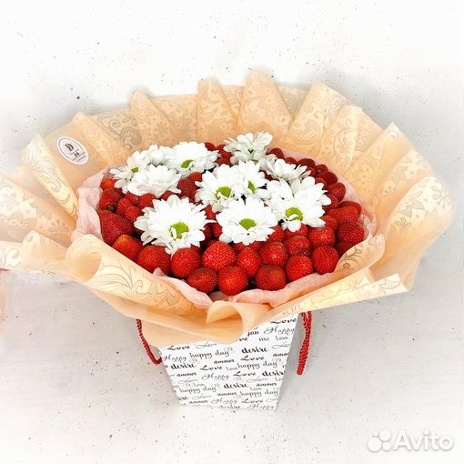 Букет из клубники и хризантем