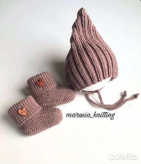Вязаная шапочка и пинетки