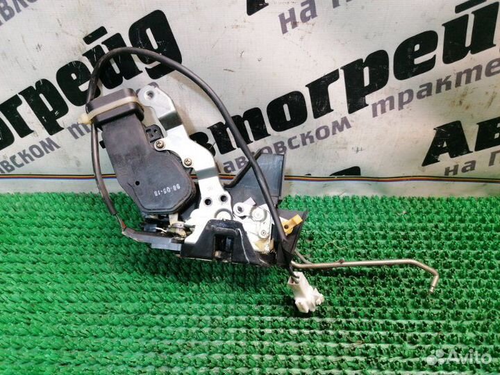 Замок двери передний правый Toyota Corolla Spacio