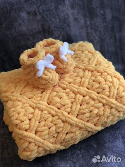 Плед, пинетки. Плюшевые, вязаные. Ручная работа
