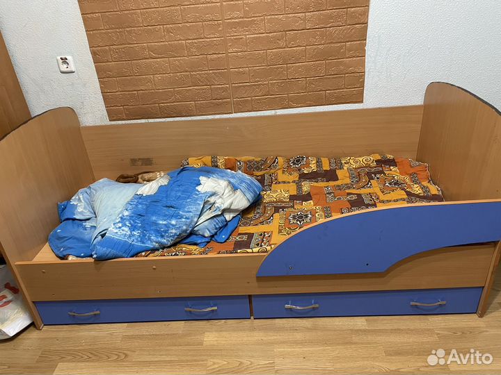 Компьютерный стол,кравать