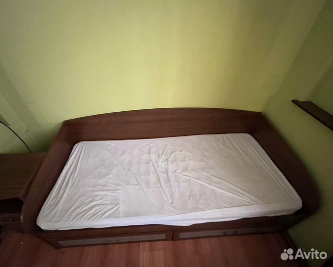 Кровать полуторная бу + тумбочка