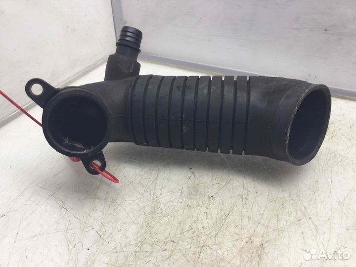 Патрубок воздушного фильтра Volkswagen Passat Ajm