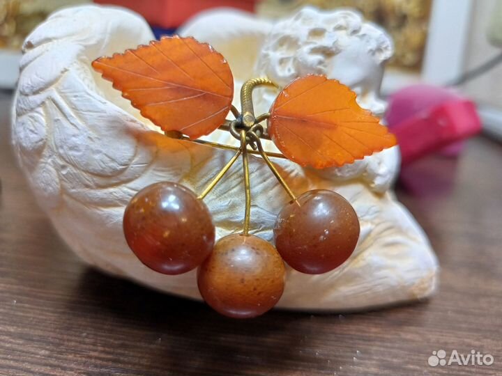 Янтарь. Броши СССР вишенки, леденец, Яблонек Чехия