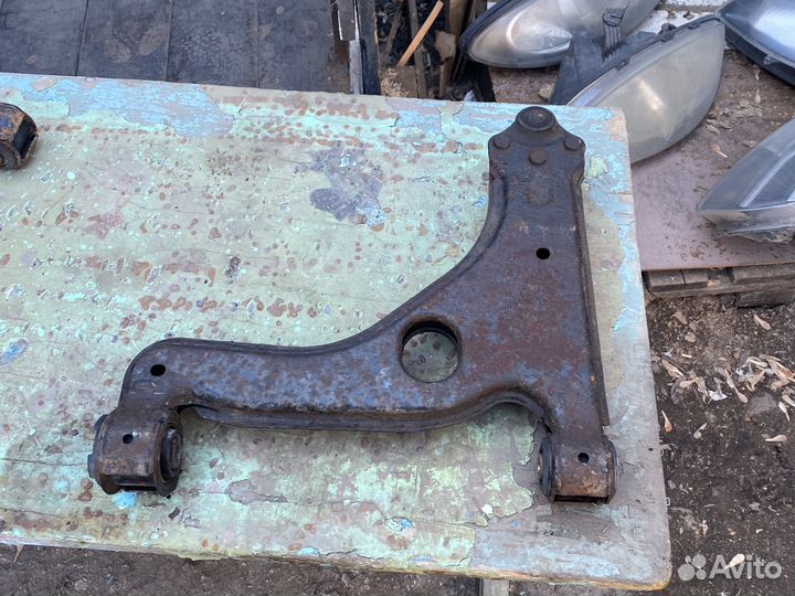 Opel astra h рычаг передний правый