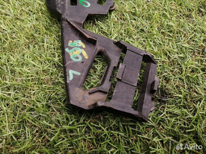 Крепление фары Volvo V50