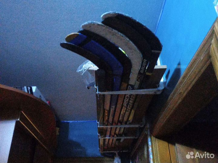 Клюшки,коньки,форма вратаря и игрока-хоккей