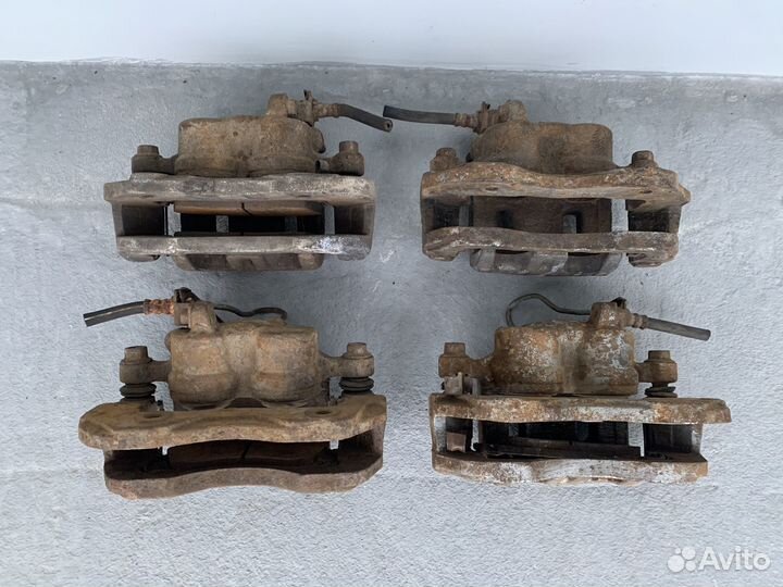 Суппорт передний Mitsubishi Pajero 2