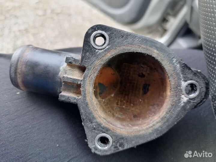 Крышка термостата на Ниссан Альмера н 16