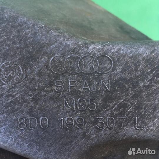 Кронштейн двигателя левый Ауди А4 Б5